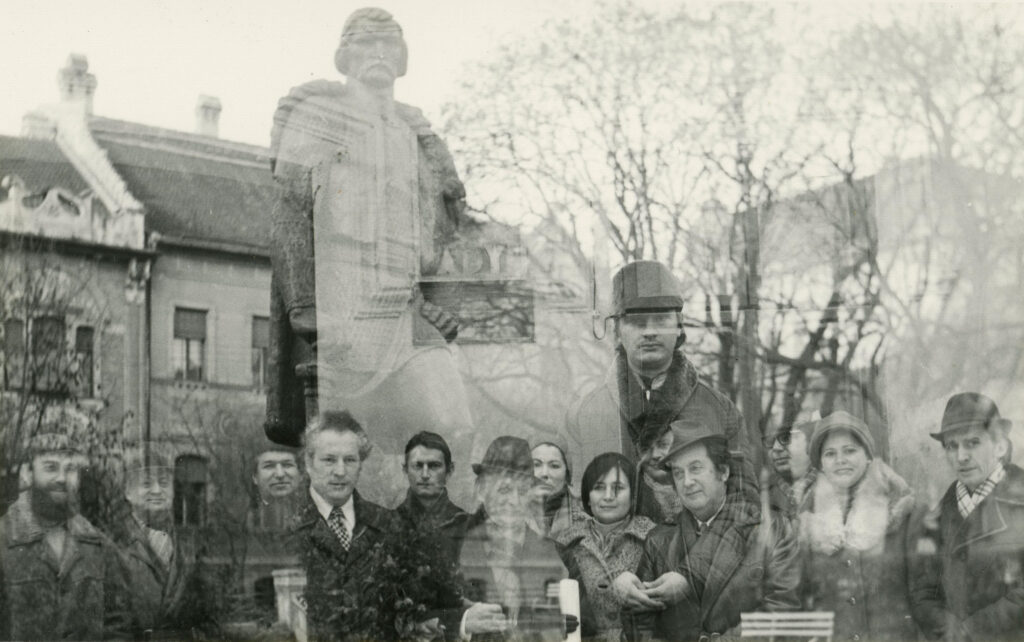 Temesvári értekezlet résztvevői háttérben a Dózsa szoborral.