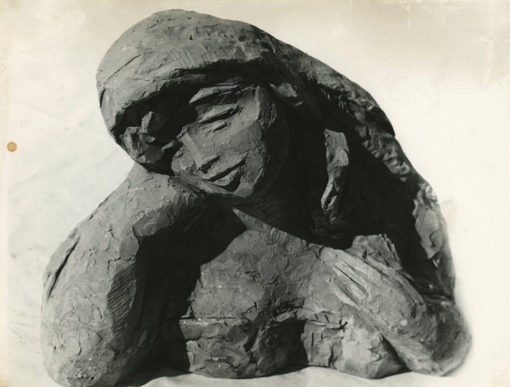 Ladea Romul: Álmodozó. Romul Ladea (1901-1970) a modern figuratív szobrászat képviselője. Középfokú tanulmányait Temesváron végezte. 1921-ben iratkozott be a bukaresti Képzőművészeti Akadémiára, ahol Dimitrie Paciurea volt a mestere. Kedvelt témái a hősök, reprezentatív személyek portréi és történelmi események. szobrászat,agyag,portré,nő,figuratív